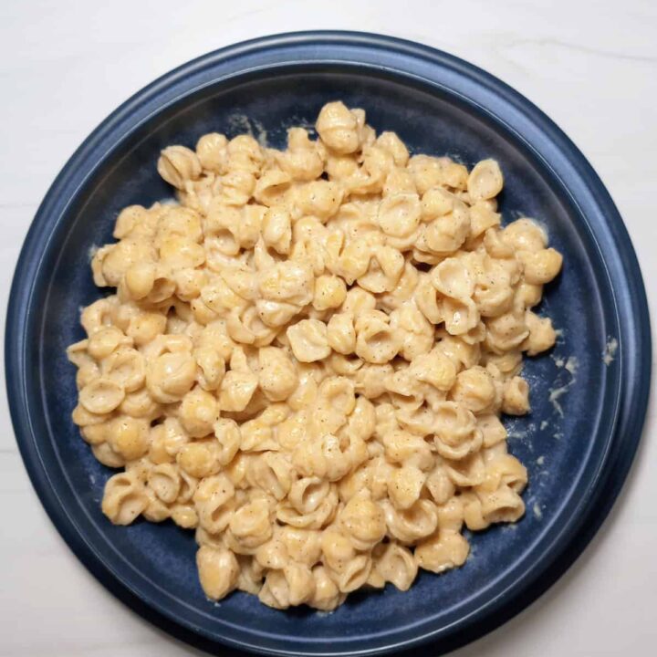 Mac and cheese in a blue bowl.