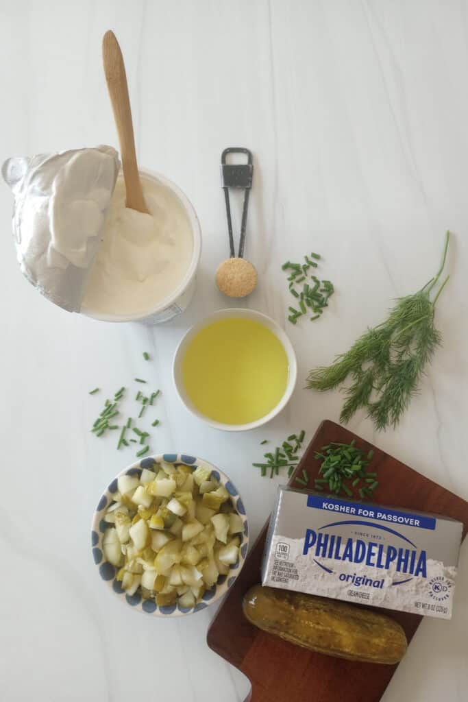 Sour cream, cream cheese, dill pickles, garlic powder, chives and dill weed are the ingredients used in this dip.