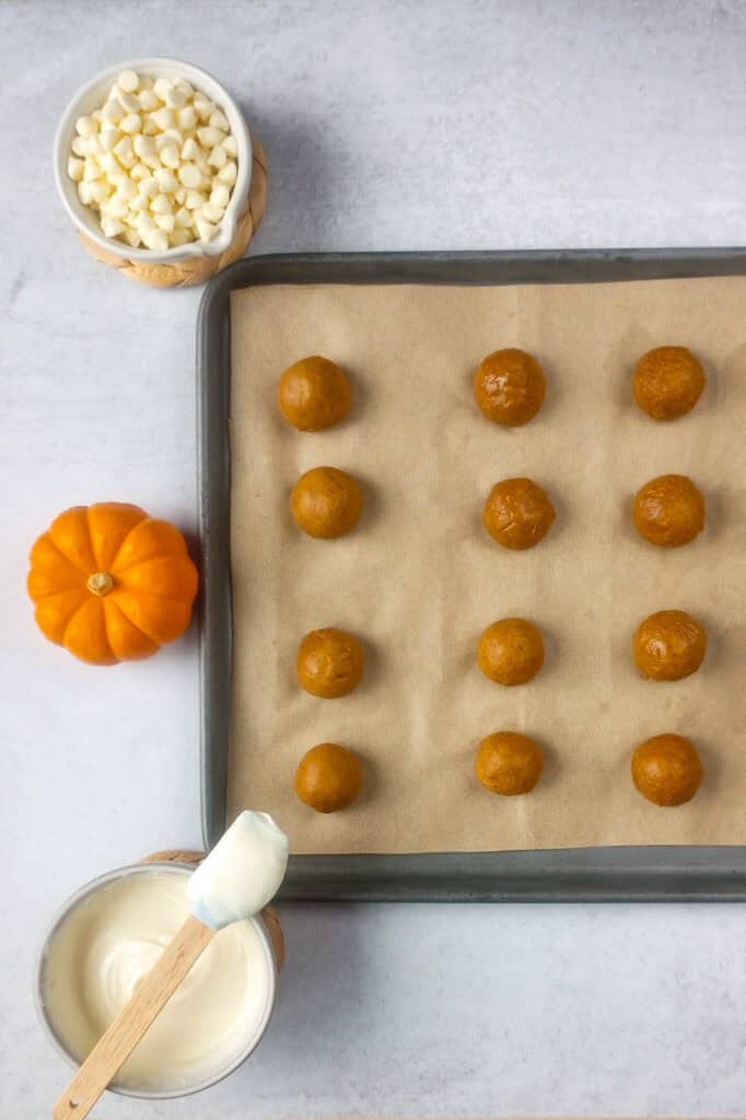 Chilled pumpkin pie balls ready to be dipped in white chocolate. 